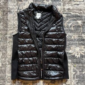 GAP‎ Women's MediumBlack Puffer Vest with Pockets and BuiltIn Stretch Side Panel